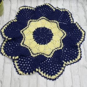 FLOWER SHAPED CENTERPIECE DOILY